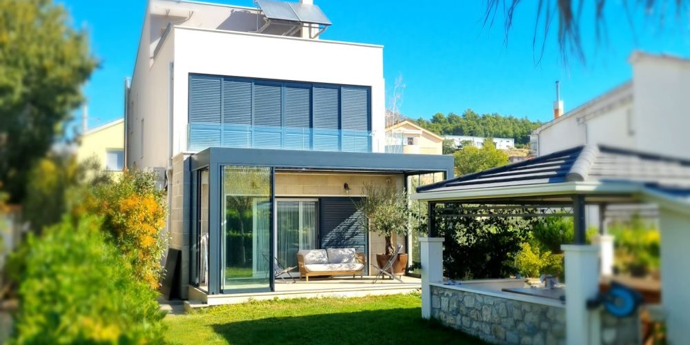 split-bioklimatska-pergola-bocno-ostakljenje-1