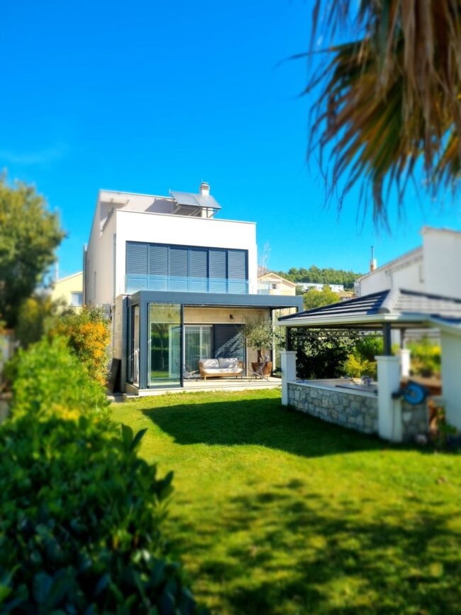 split-bioklimatska-pergola-bocno-ostakljenje-1