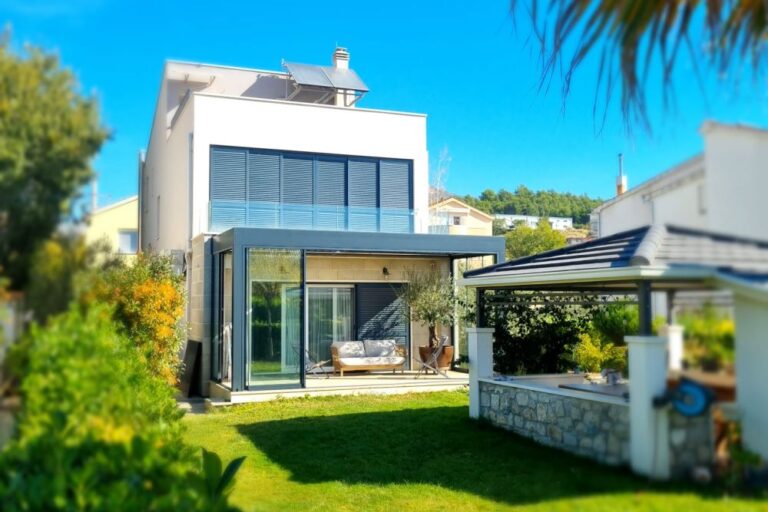 split-bioklimatska-pergola-bocno-ostakljenje-1